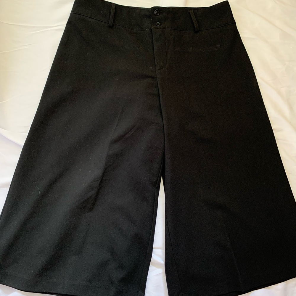 Apostrophe Black Dressy Shorts knee length. With Faux pockets Size: 12 - NWOT